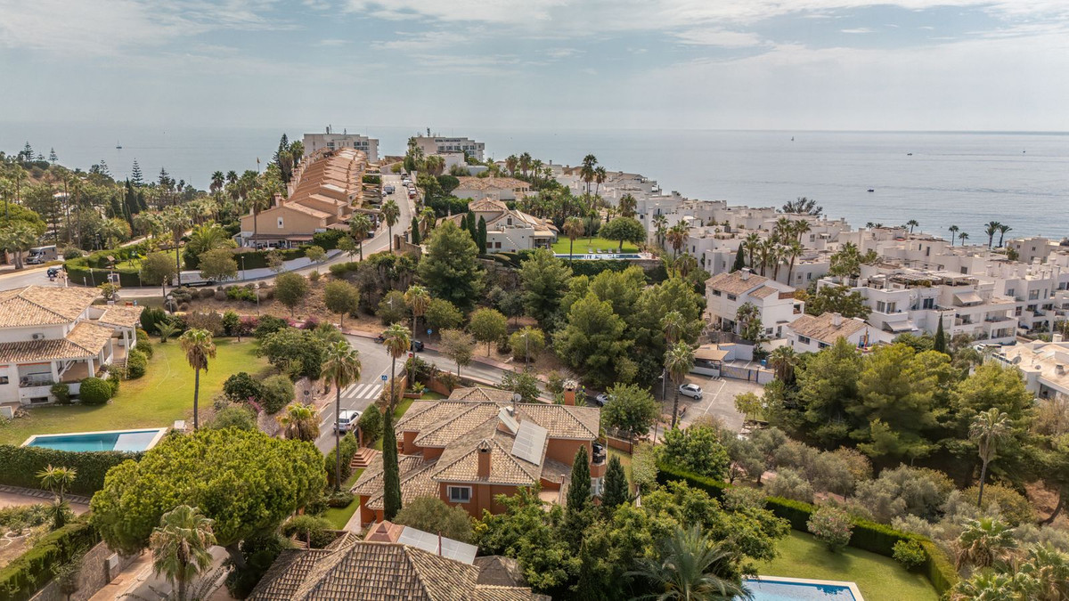 Villa for sale in Benalmadena