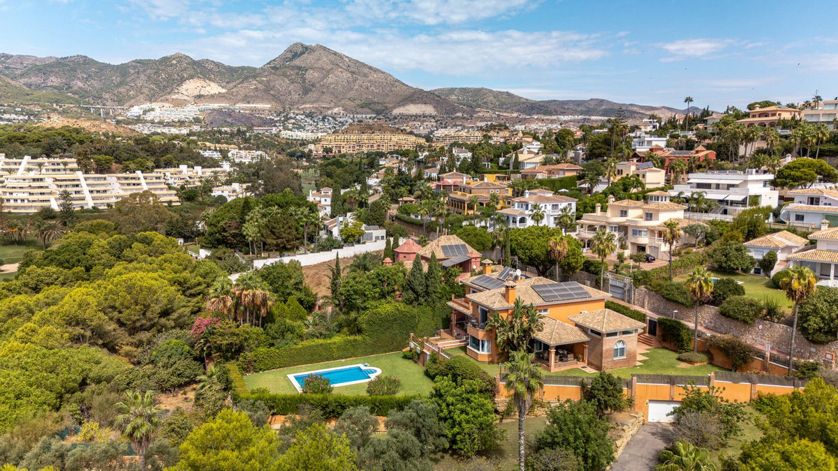 Villa for sale in Benalmadena