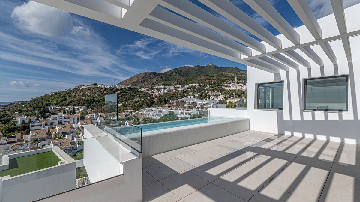 Villa for sale in Benalmadena