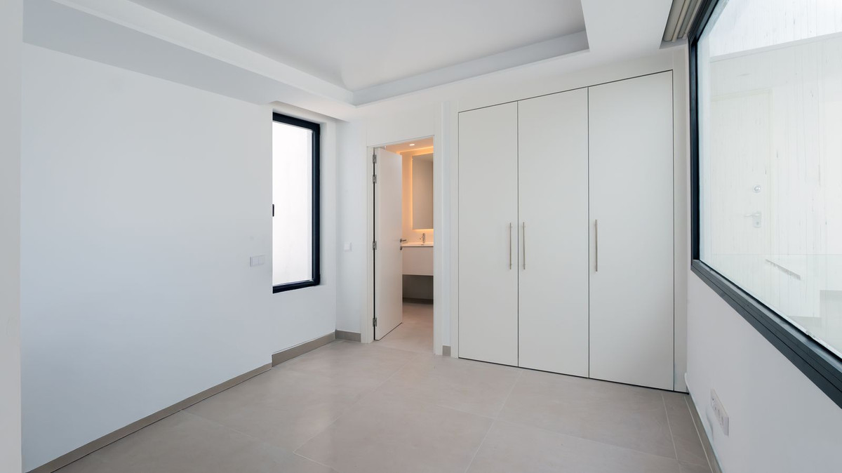 Villa for sale in Benalmadena