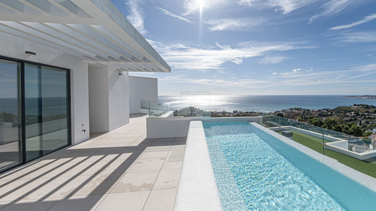Villa for sale in Benalmadena