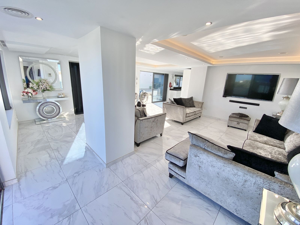 Villa for sale in Benalmadena