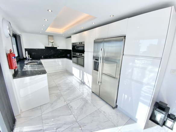 Villa for sale in Benalmadena