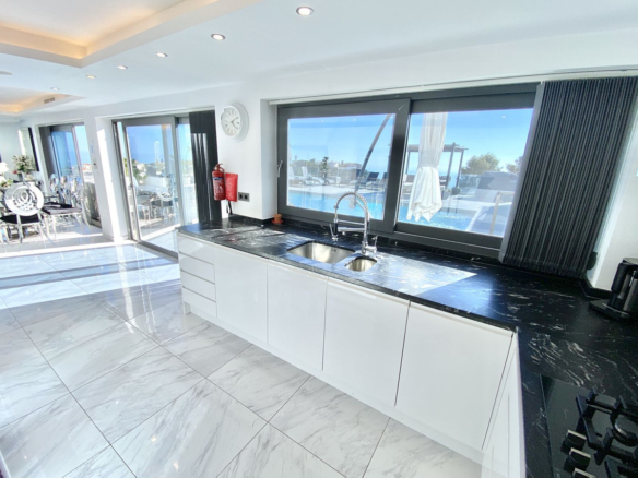 Villa for sale in Benalmadena