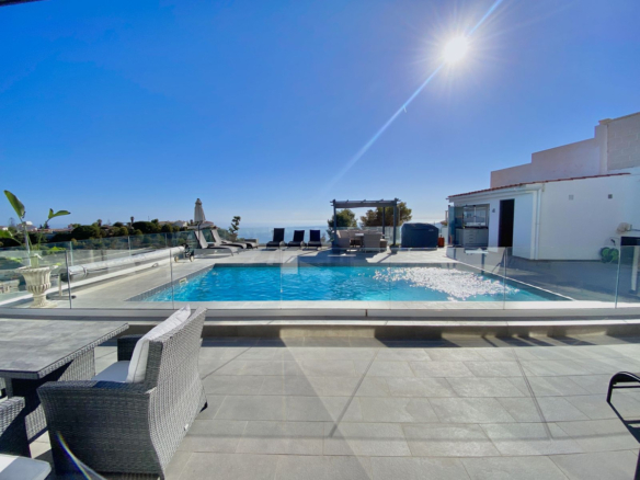 Villa for sale in Benalmadena