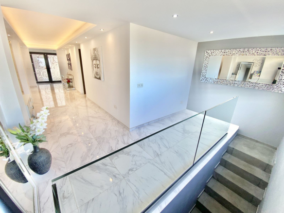 Villa for sale in Benalmadena