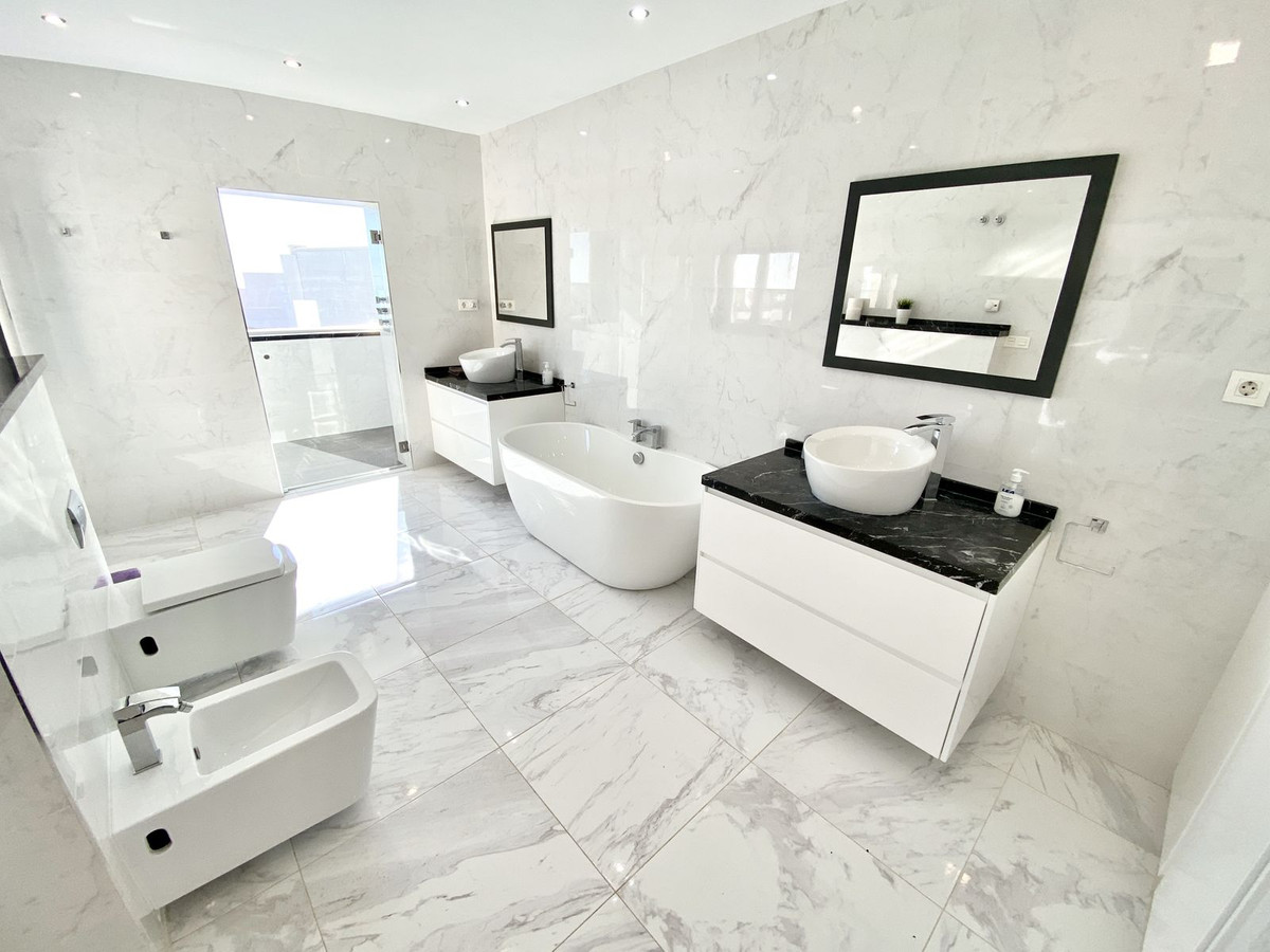 Villa for sale in Benalmadena
