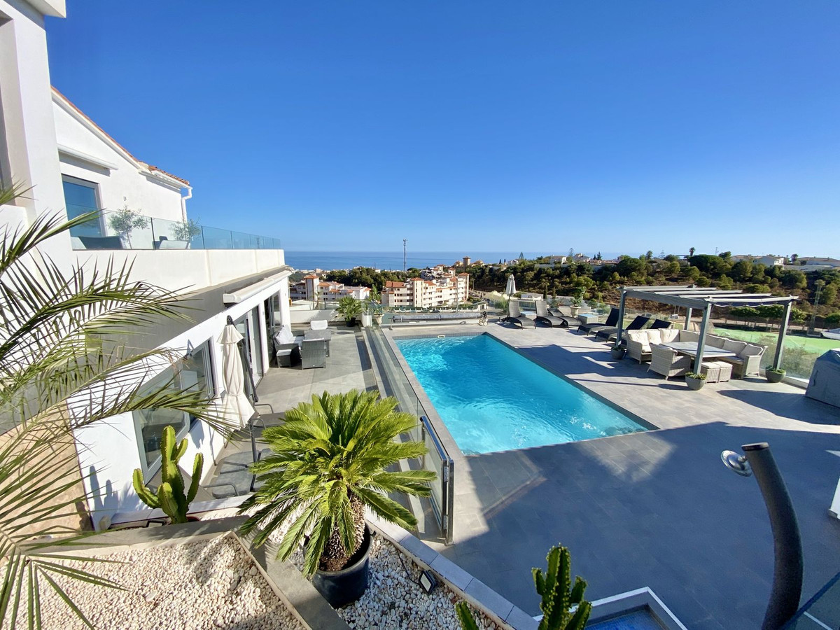 Villa for sale in Benalmadena