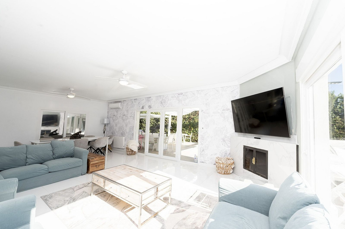 Villa for sale in Benalmadena