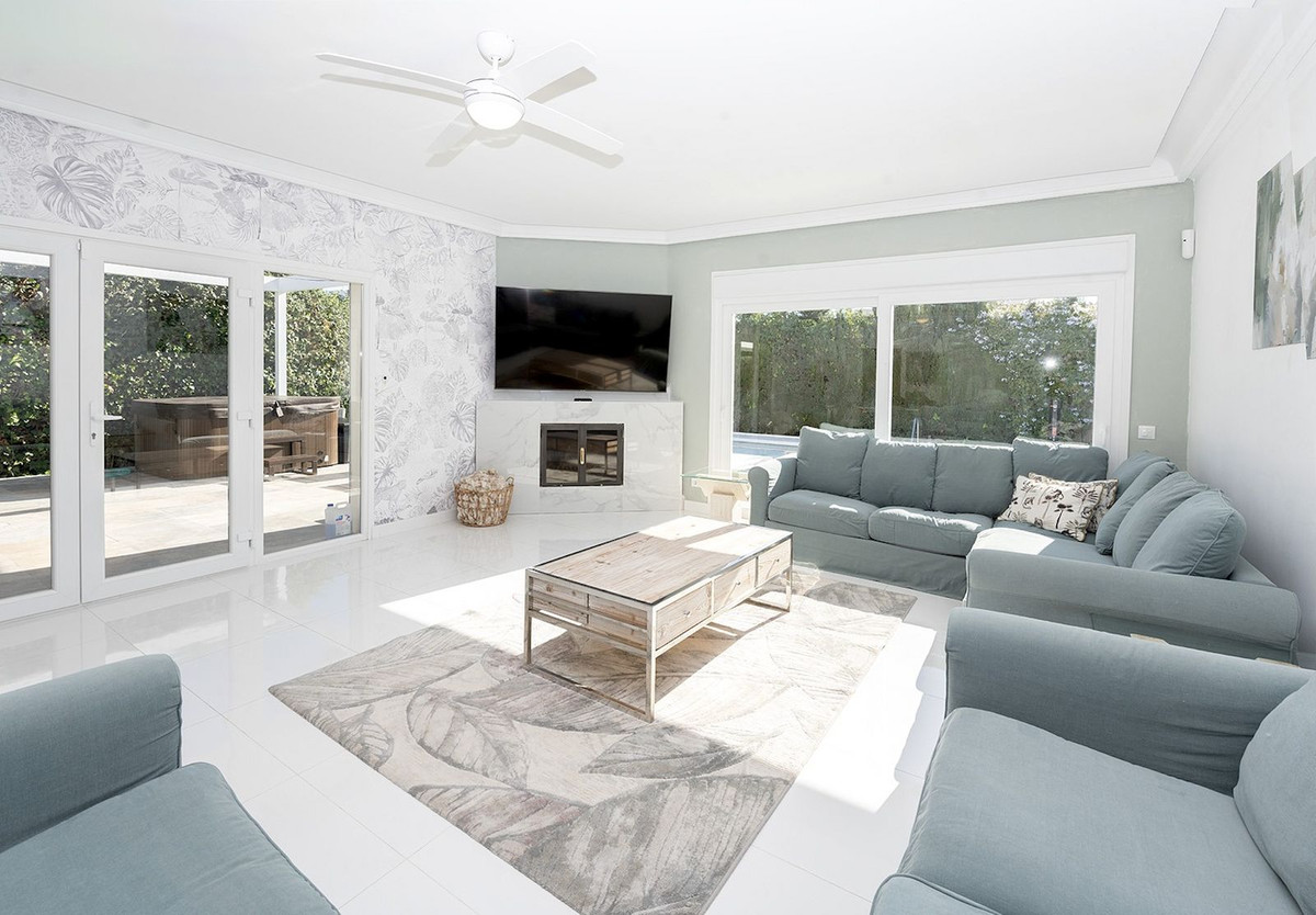 Villa for sale in Benalmadena
