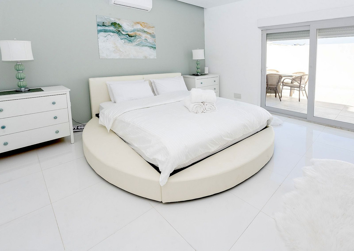 Villa for sale in Benalmadena