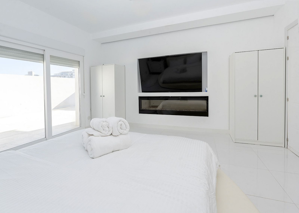 Villa for sale in Benalmadena