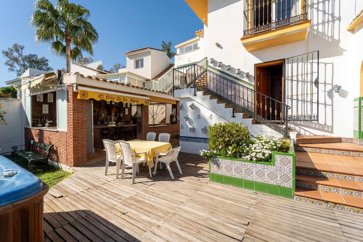 Villa for sale in Benalmadena