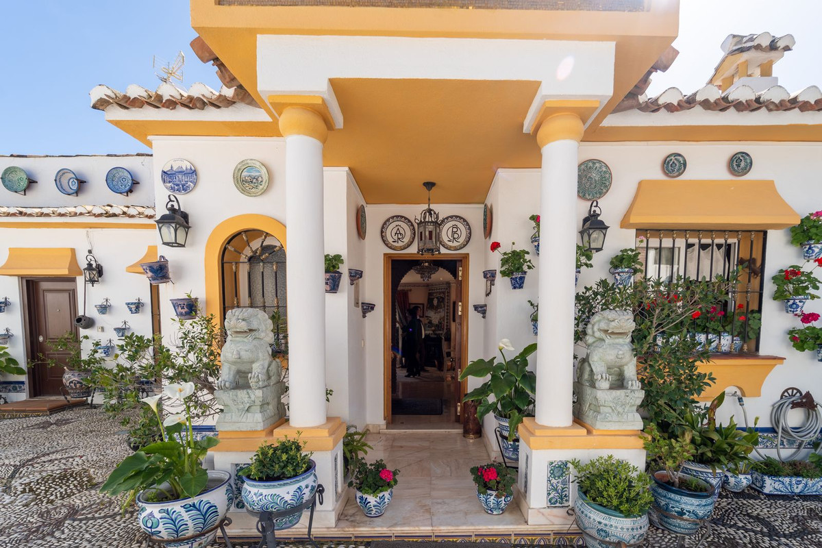 Villa for sale in Benalmadena