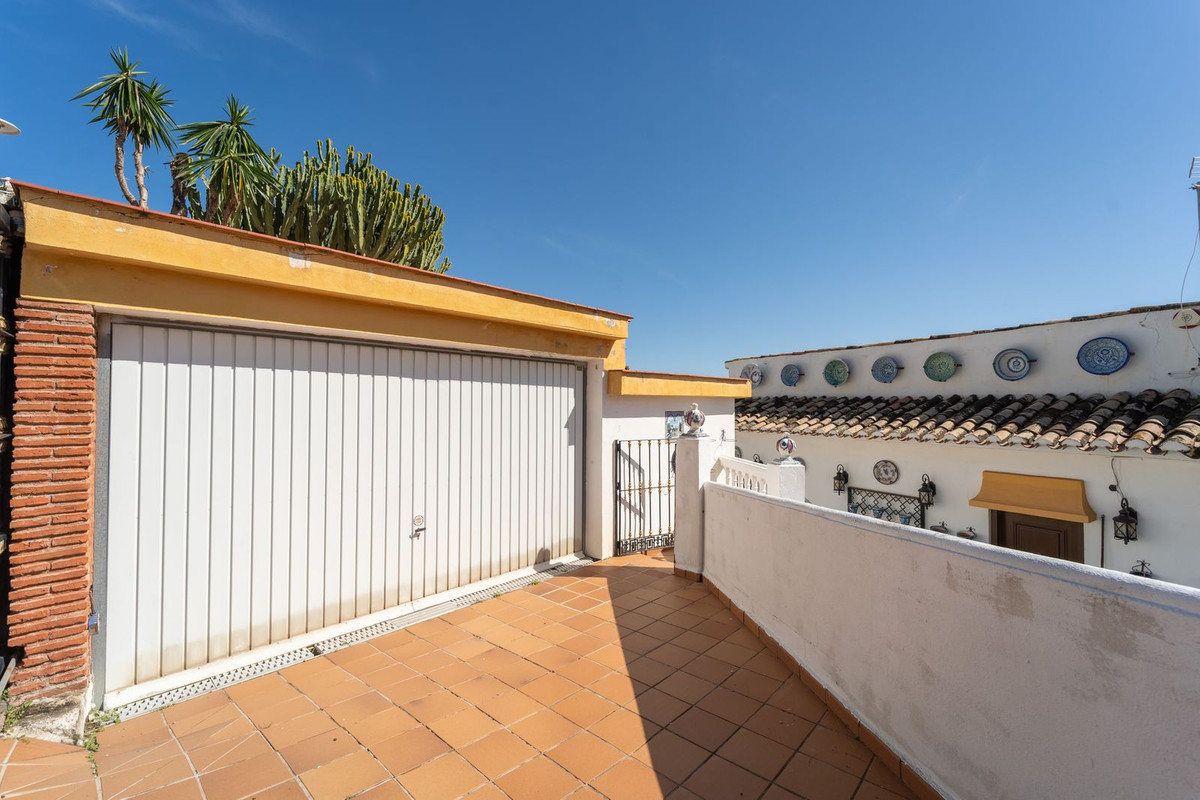 Villa for sale in Benalmadena