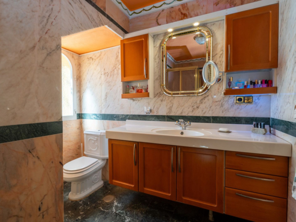 Villa for sale in Benalmadena