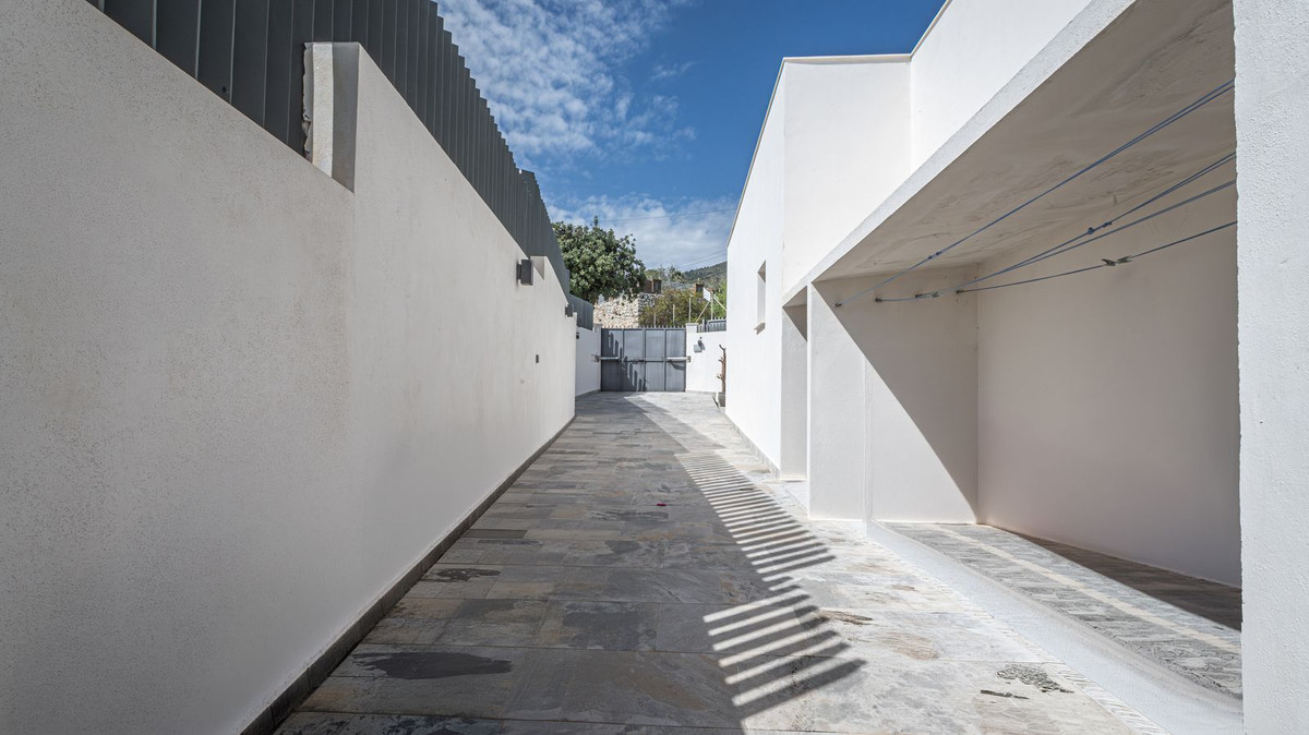 Villa for sale in Benalmadena