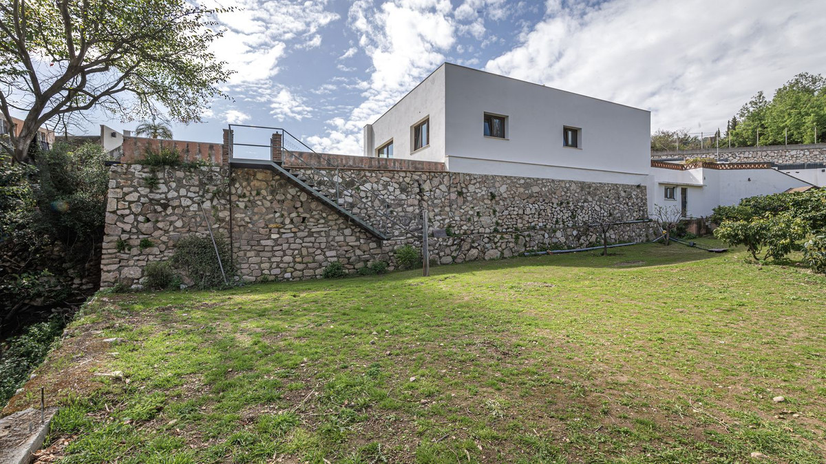 Villa for sale in Benalmadena