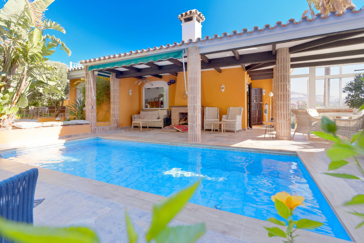 Villa for sale in Benalmadena