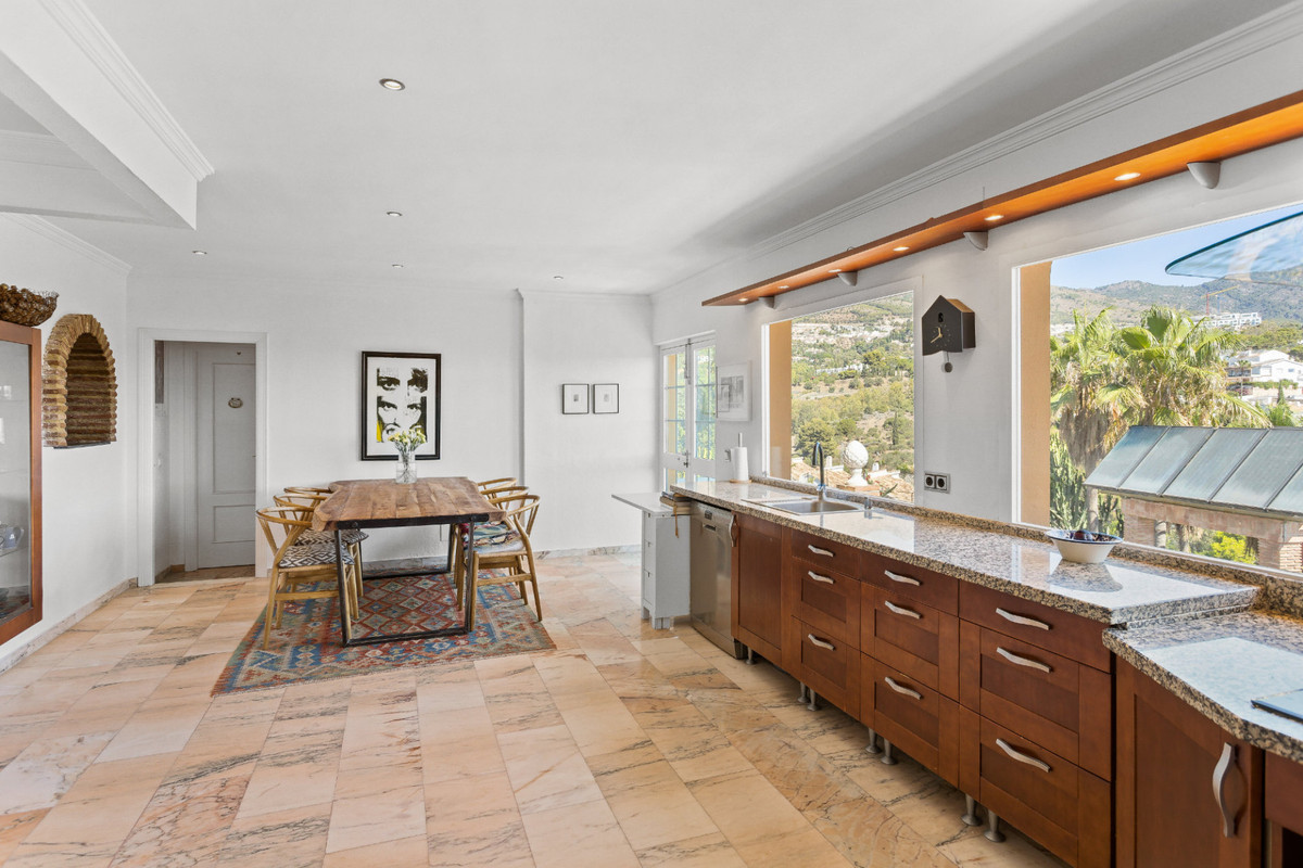 Villa for sale in Benalmadena