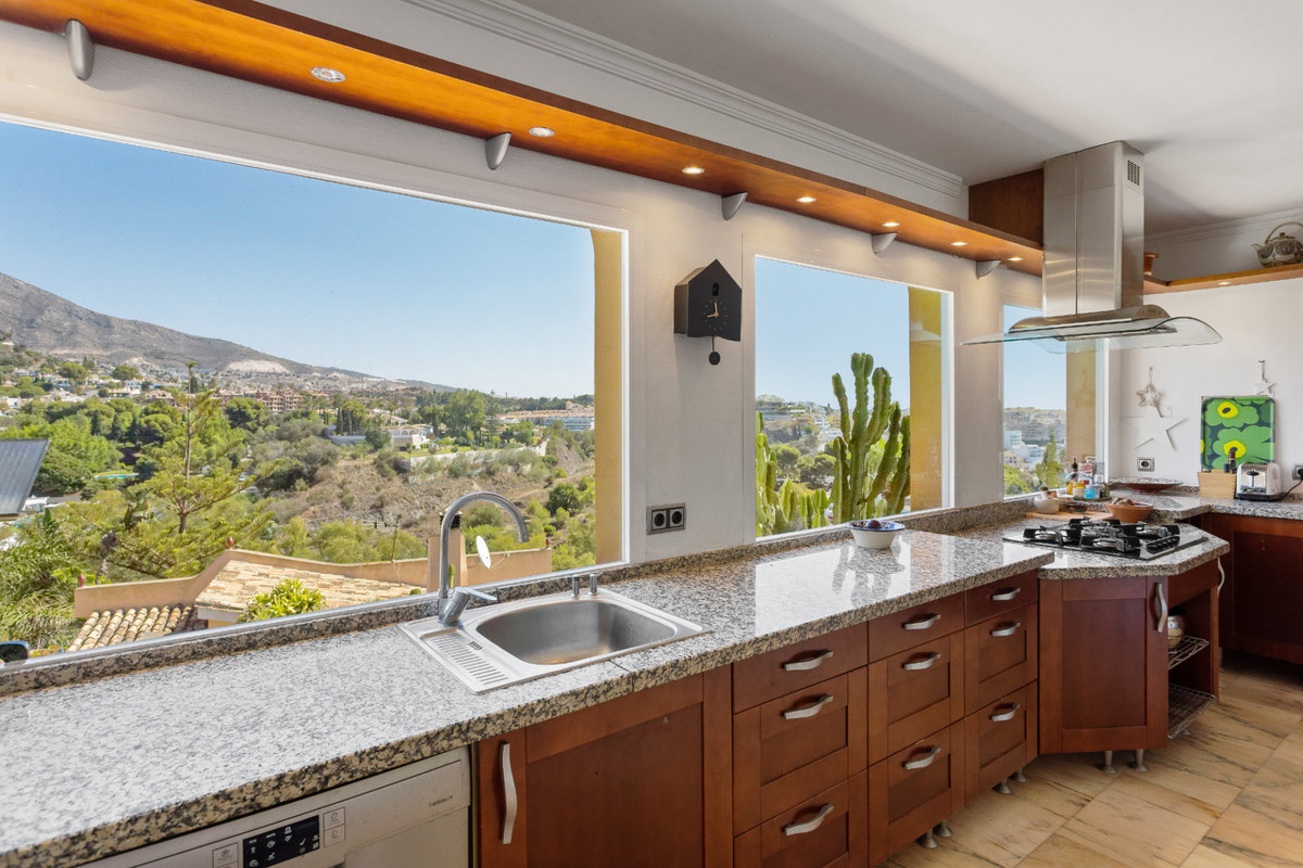 Villa for sale in Benalmadena