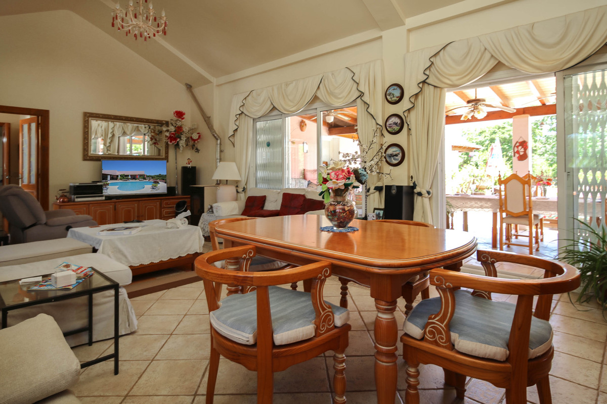 Villa for sale in Cártama