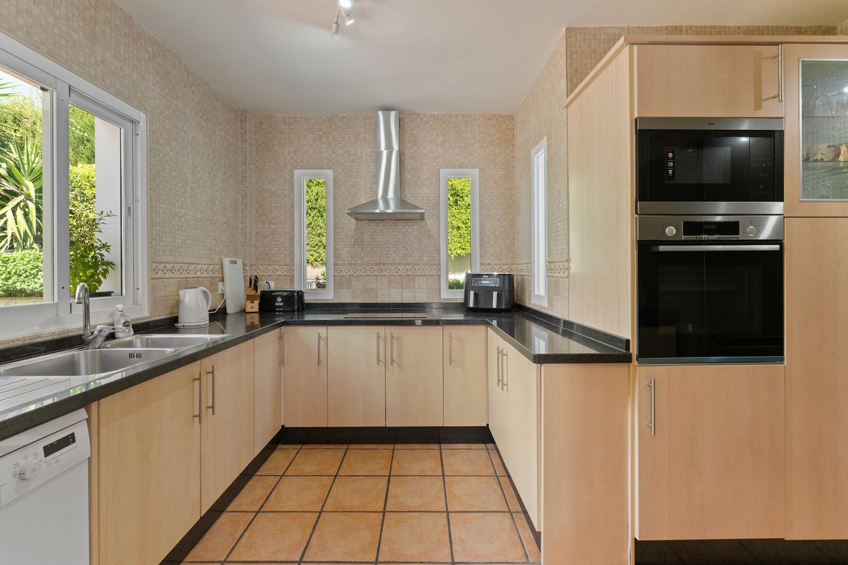 Villa for sale in Coín