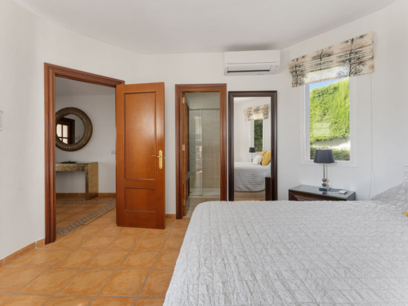 Villa for sale in Coín