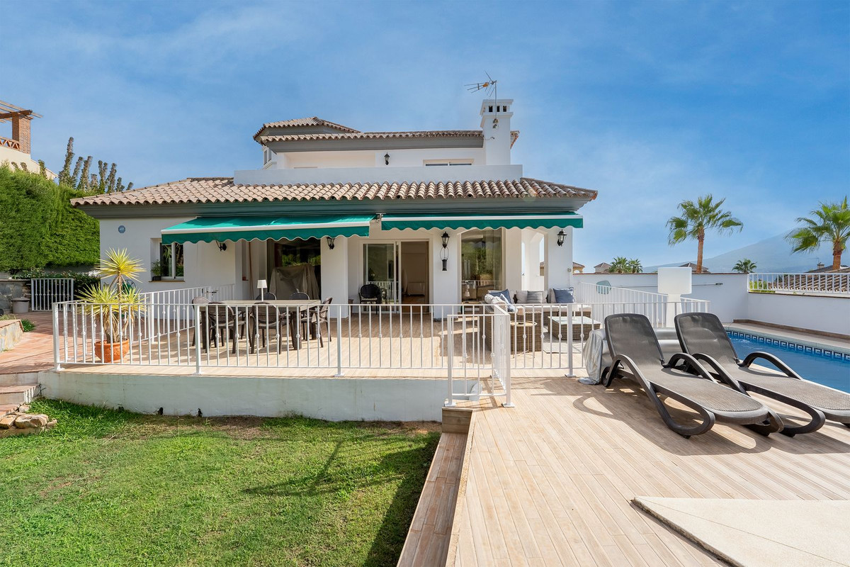 Villa for sale in Coín