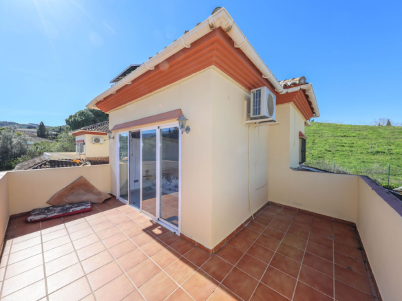 Villa for sale in Coín