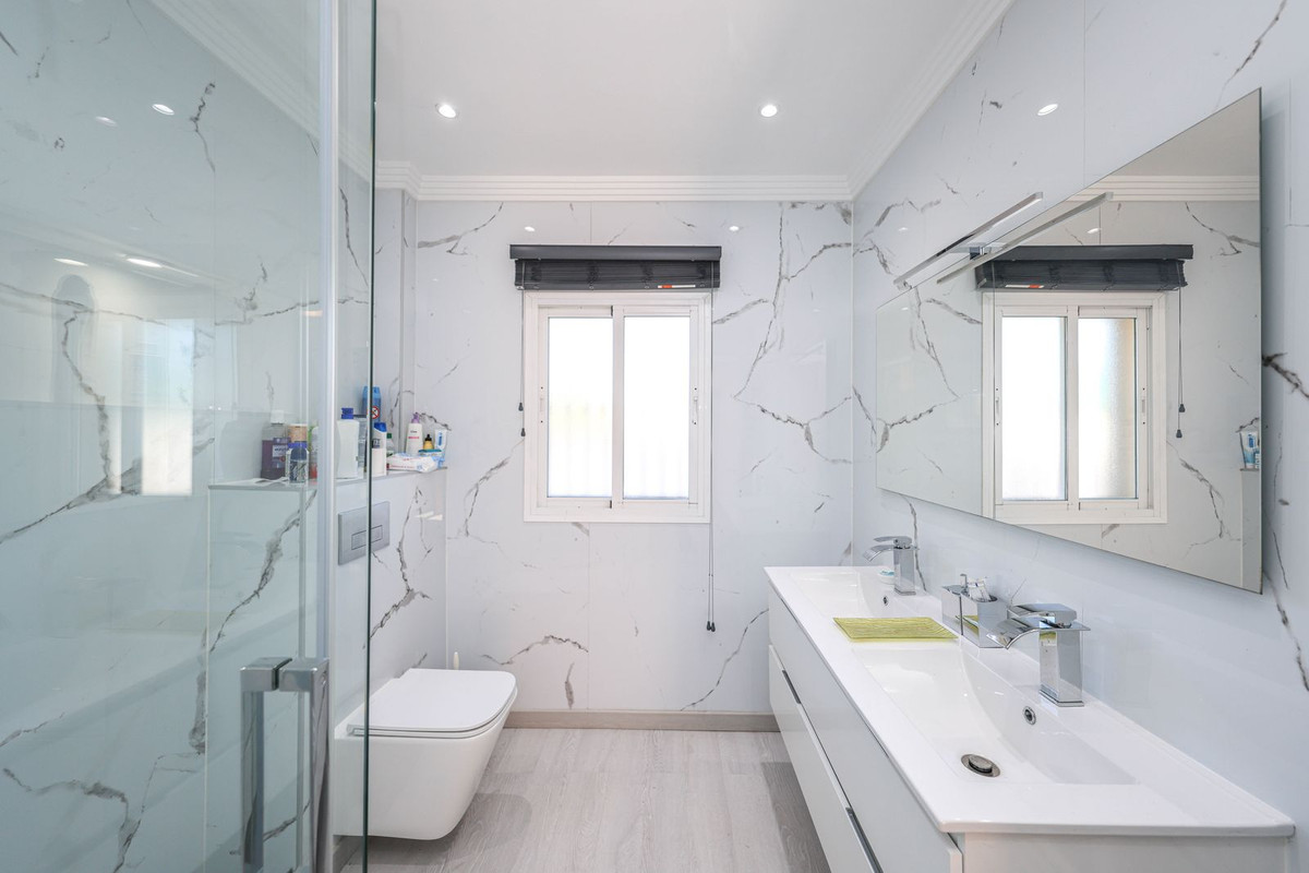 Villa for sale in Coín