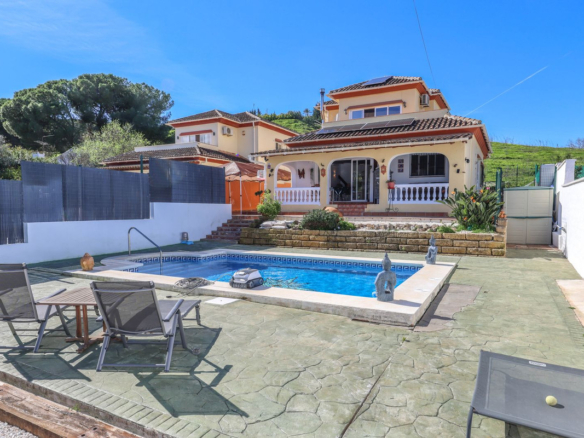 Villa for sale in Coín
