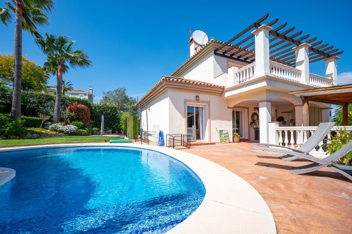 Villa for sale in Coín