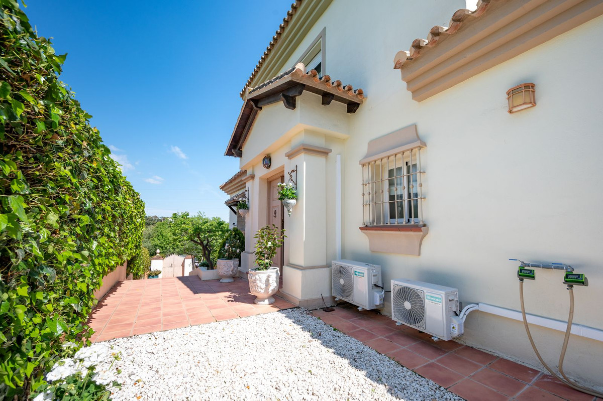 Villa for sale in Coín