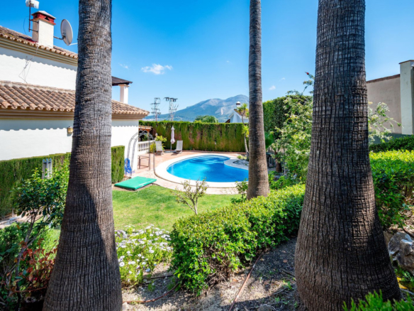 Villa for sale in Coín