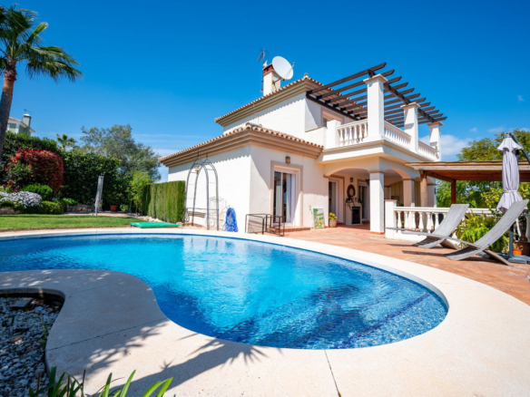 Villa for sale in Coín