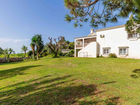 Villa for sale in El Paraiso