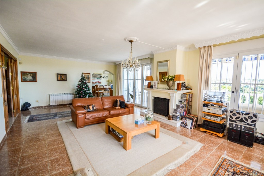 Villa for sale in Estepona