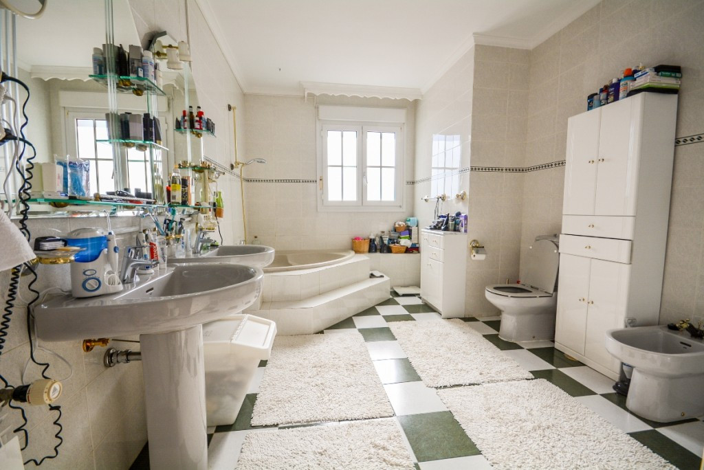 Villa for sale in Estepona
