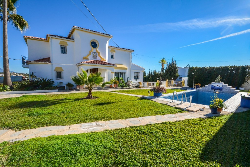 Villa for sale in Estepona