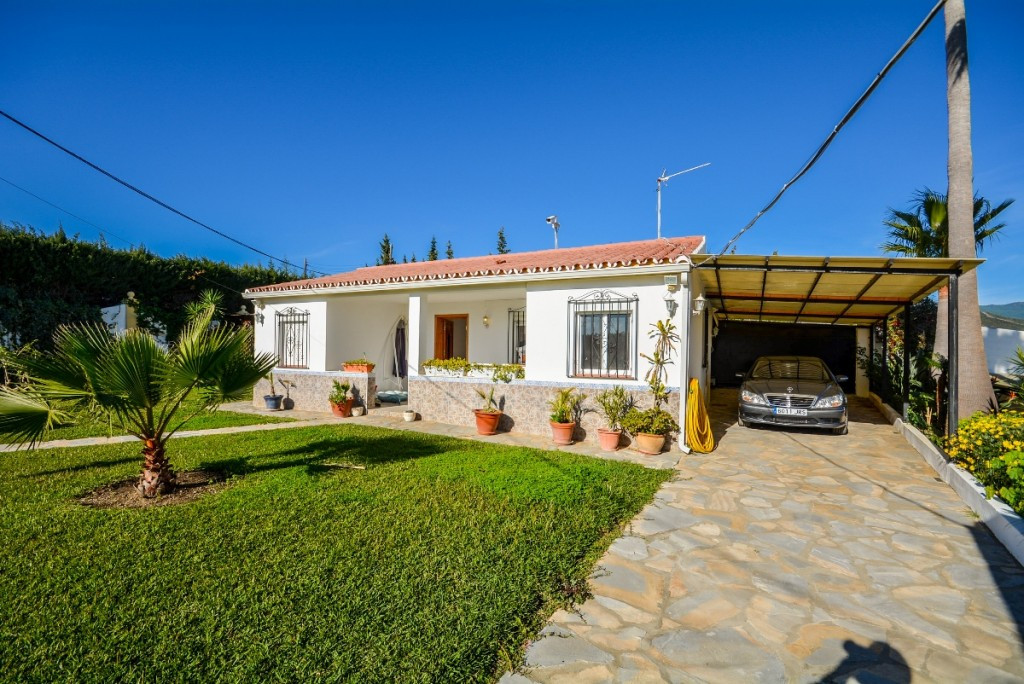 Villa for sale in Estepona