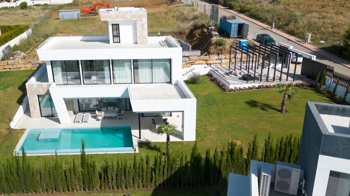 Villa for sale in Estepona