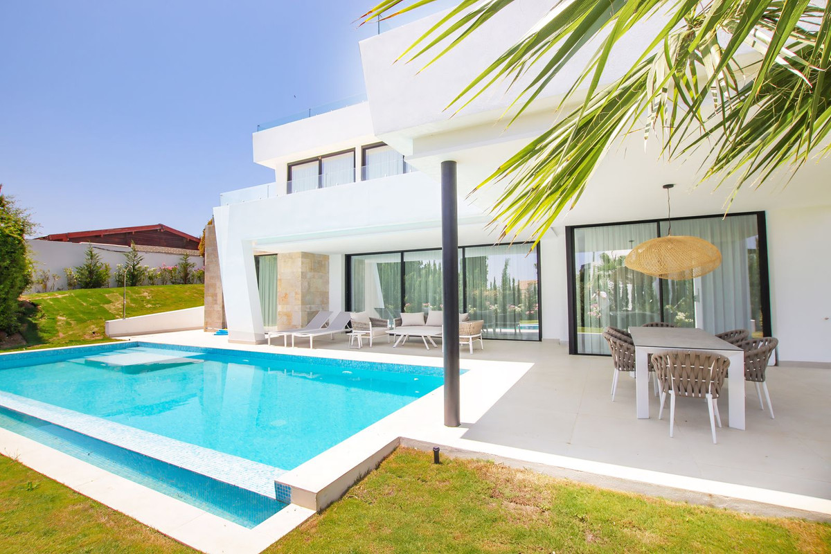 Villa for sale in Estepona