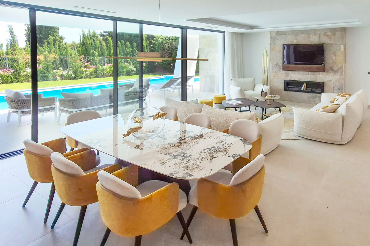 Villa for sale in Estepona