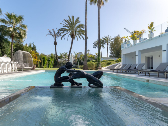 Villa for sale in Estepona