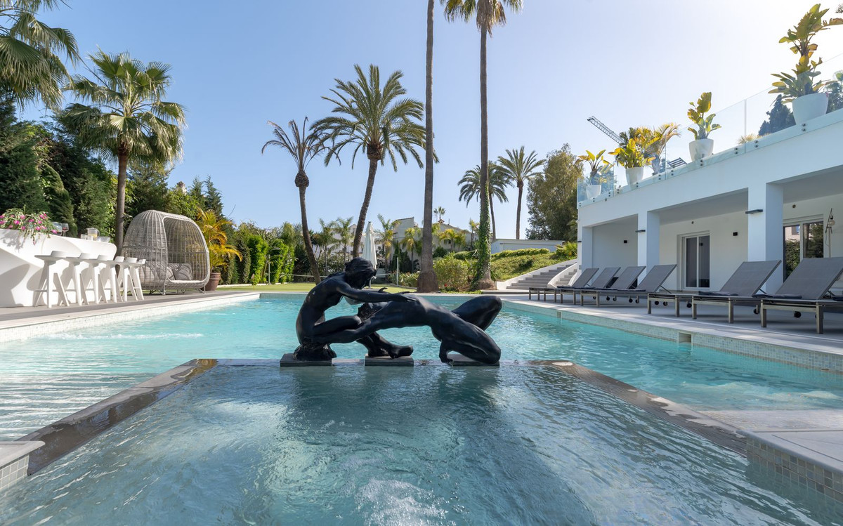 Villa for sale in Estepona