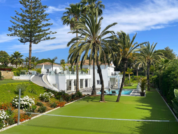 Villa for sale in Estepona