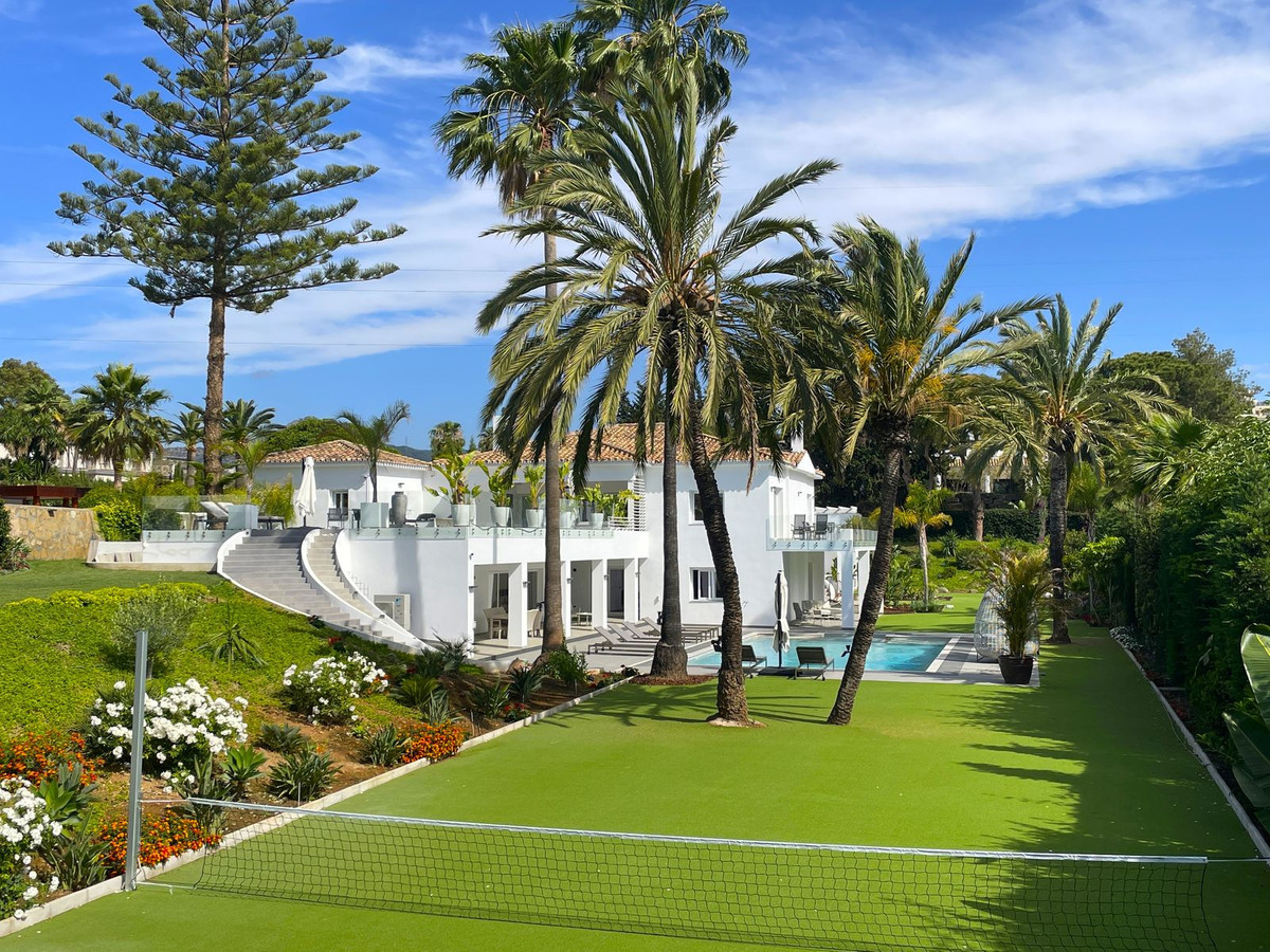 Villa for sale in Estepona