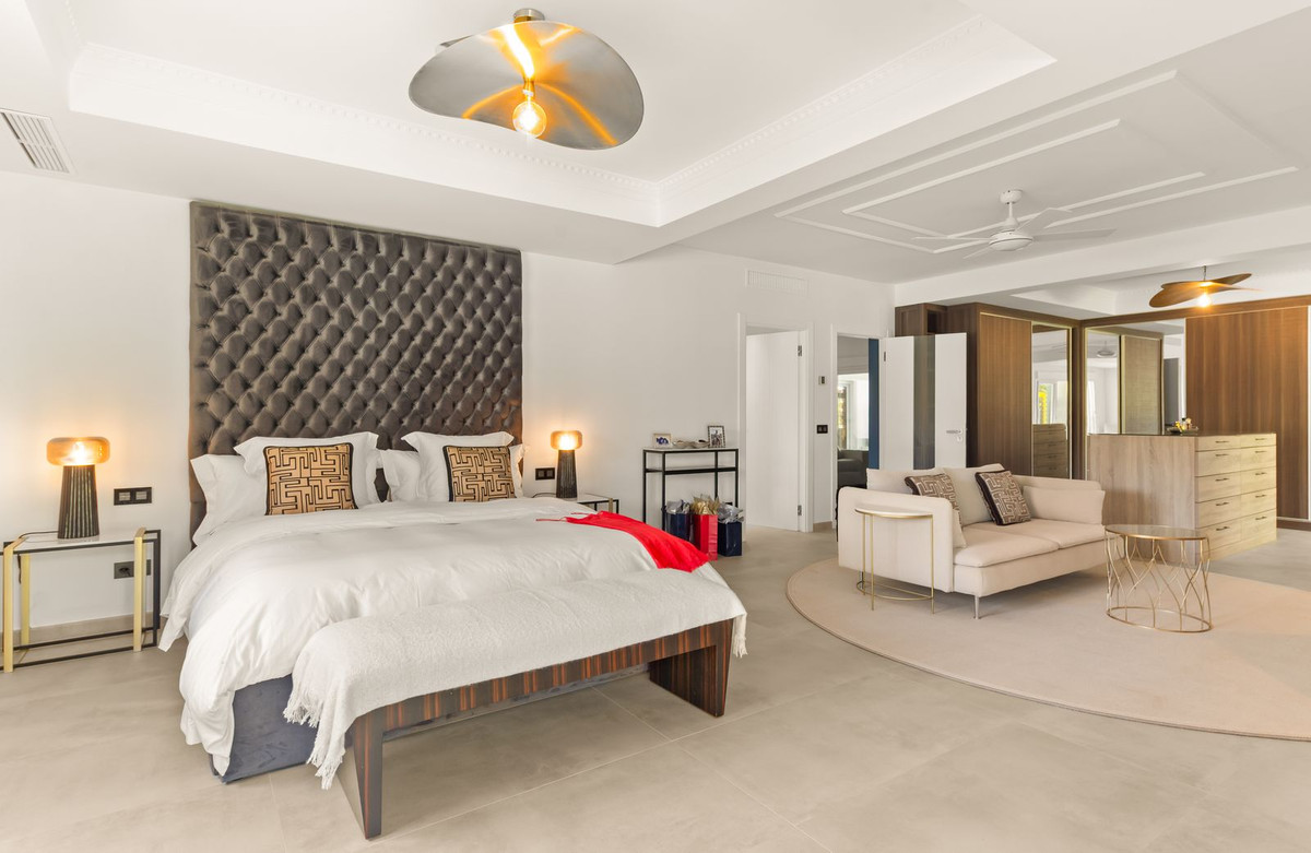Villa for sale in Estepona