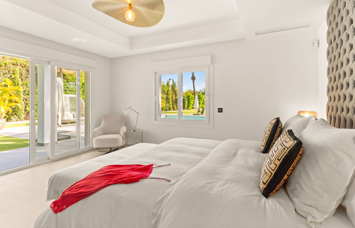Villa for sale in Estepona